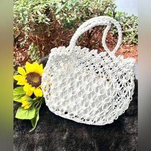 White unused 6x6 summer purse, includes a zip wallet.